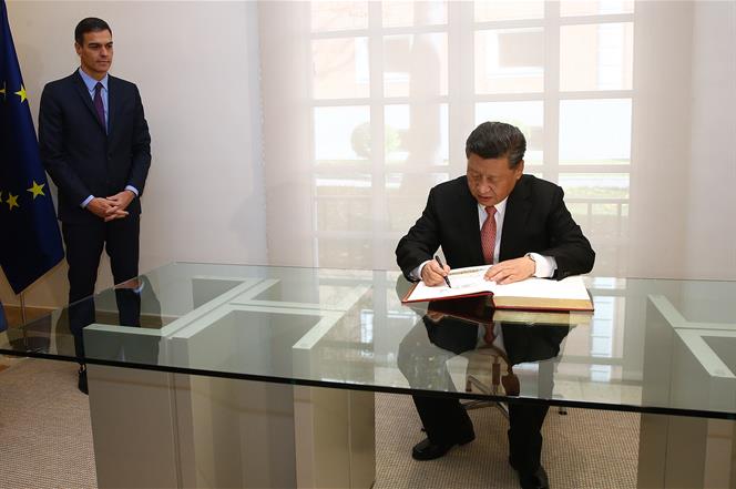 El presidente chino, Xi Jinping, firma acuerdos comerciales con Espaa en presencia de Pedro Snchez.
