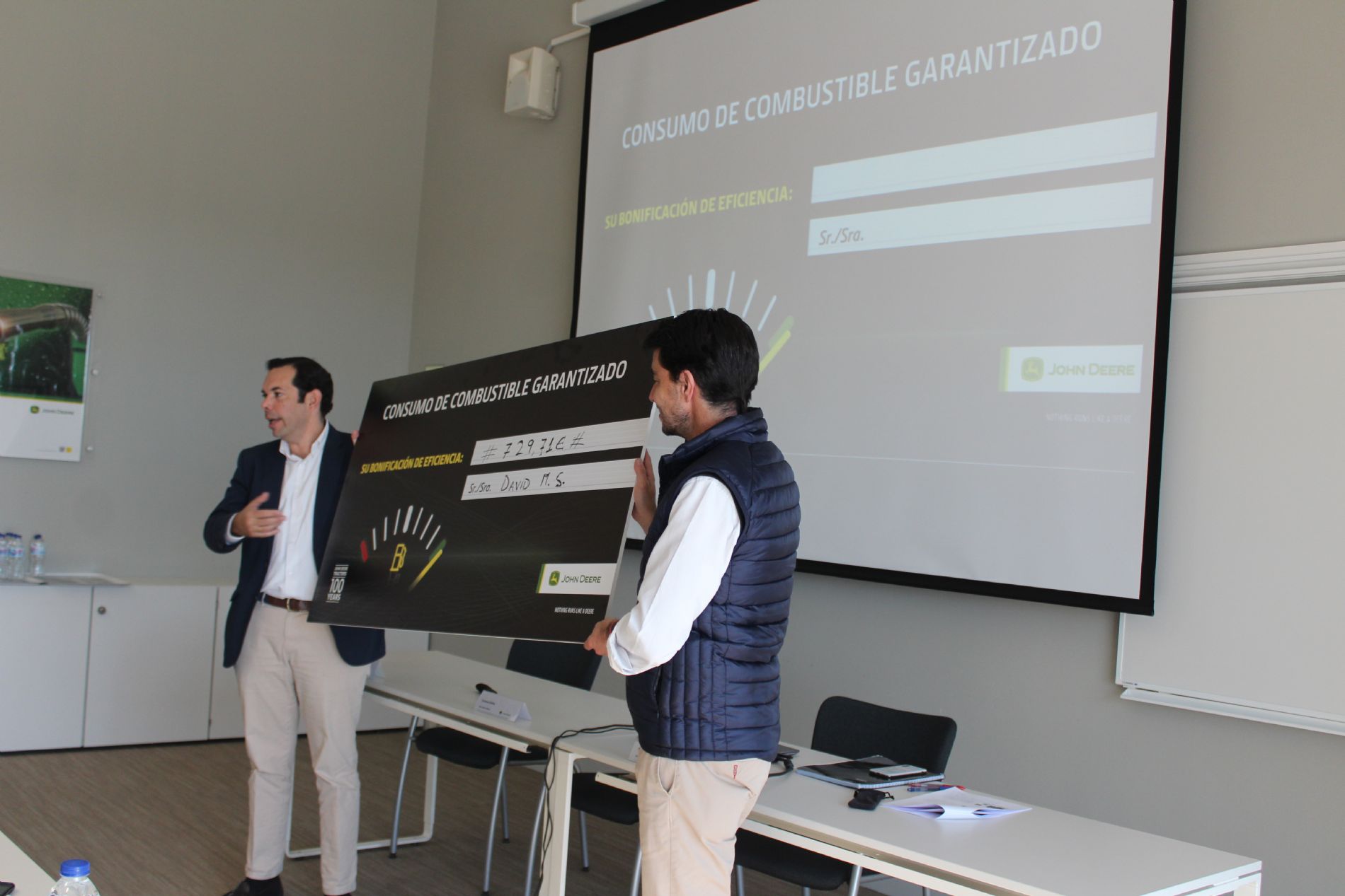 Alfonso Lorenzi y Eduardo Martnez de Ubago, directivos de John Deere Ibrica